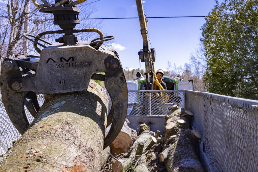 Camion de service arboricole stationné dans un quartier résidentiel avec équipement d’abattage